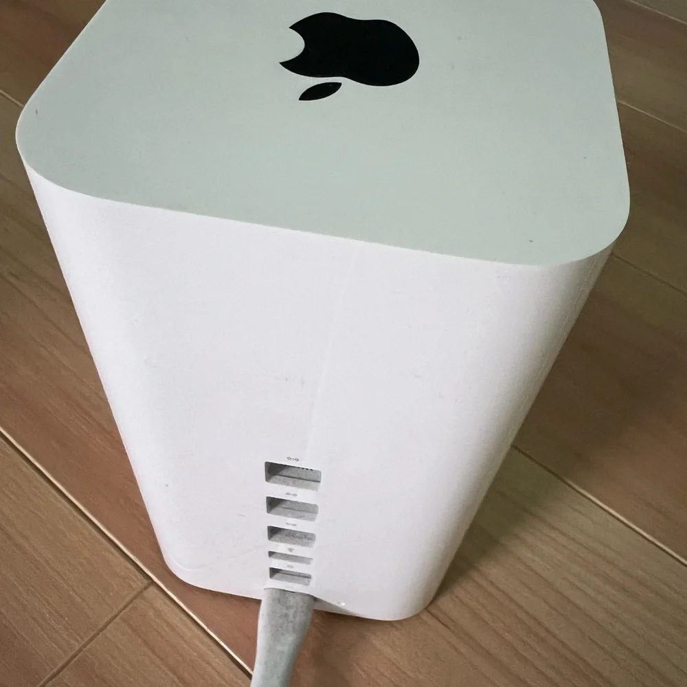 Apple White Wireless Router - Picture 2 of 5